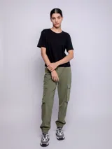 Remera básica de algodón negro, con cuello redondo y mangas cortas holgadas.