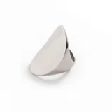 Anillo plateado grande con forma ovalada.