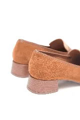 Mocasín de cuero combinado con gamuza en tonos café y tostado, con taco ancho y punta redondeada.