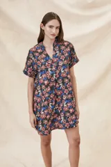 Túnica corta de lino y viscosa con estampado floral en tonos azules, rojos y negros.