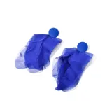 Aros colgantes azules con forma geométrica y tela traslúcida.