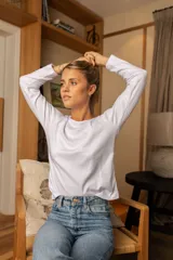 Remera de manga larga color verde seco, de corte recto y cuello redondo.