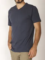 Remera de manga corta color gris oscuro con escote en V y detalle de logo bordado en el bajo.