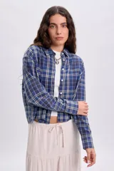 Camisa de manga larga con estampado a cuadros en tonos azules, cuello camisero y cierre frontal con botones.