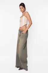 Corset color beige, strapless, con ballenas internas y ajuste elastizado en la espalda.