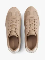 Zapatillas de corte bajo Tommy Hilfiger confeccionadas en piel napa color beige. Presentan paneles con mezcla de texturas, cordones tonales, suela de EVA blanca y detalle de contraste en el talón. Incluyen logo metálico de la marca en el lateral.