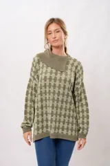 Buzo oversize de punto color verde oliva con cuello alto y diseño geométrico en dos tonos.