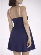 Camisón maternal de algodón gris melange, con breteles regulables y detalle de encaje en el escote.