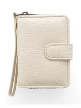 Billetera compacta de cuero vacuno con textura granulada en color crudo. Presenta un diseño de doble compartimento con cierre metálico perimetral, manija de muñeca extraíble y una solapa frontal con cierre de broche a presión.