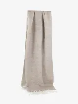 Bufanda de estilo clásico en color beige, confeccionada en tejido suave y cálido, con detalle de flecos en los extremos.