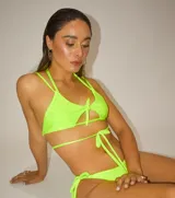 Top de bikini color verde flúor con tirantes finos, corte triangular y abertura en el centro del pecho.