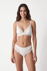 Soutien bralete negro confeccionado en tejido acanalado con detalles de encaje en las copas y los bordes. Cuenta con tirantes regulables y una banda elástica bajo el busto con pequeña aplicación metálica de la marca.