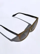Lentes de sol marca Osten modelo Tokyo, con armazón de acetato en tono verde oliva mate y cristales oscuros polarizados. Presentan un diseño de marco completo con detalle de logo grabado en la patilla.