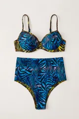 Conjunto de bikini combinado en negro y mostaza, compuesto por un corpiño con aros y breteles finos, y una bombacha de tiro medio con detalles en contraste.