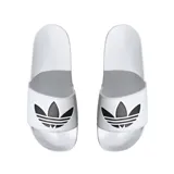 Ojotas tipo slide Adidas Adilette Lite, color blanco, con tira ancha que presenta el logo del trébol (Trefoil) de Adidas en negro troquelado.