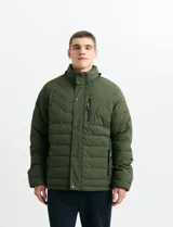 Campera acolchada de color gris, con capucha desmontable, cierre frontal y bolsillos laterales con cremallera. Presenta un diseño de costuras horizontales y detalles en color naranja en los tiradores de los cierres.
