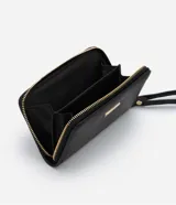 Billetera pequeña color negro con cierre de cremallera y correa de muñeca.