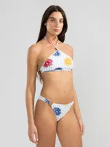 Top de bikini estilo halter color negro con estampado de cadenas y tigres en color rosado. Presenta un charm floral en el cuello. Ofrece protección UV50 y es resistente al cloro, protectores solares y aceites.