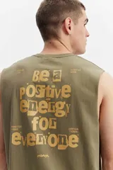 Musculosa oversize de algodón color verde militar, con sisas amplias y estampa tipográfica grande en la espalda.