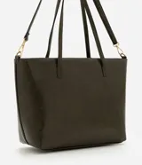 Cartera tipo shopper de gran tamaño, confeccionada en cuero sintético (PU) color verde oscuro. Presenta un diseño de trapecio invertido con asas de mano fijas, correa larga ajustable y desmontable, cierre superior con cremallera y detalles metálicos dorados.