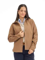 Sobrecamisa de paño color tostado, con cuello camisero, cierre frontal de botones y mangas largas con puños abotonados.
