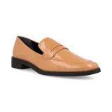 Mocasines color tostado con textura símil serpiente, diseño clásico de empeine estructurado y suela baja con tacón sutil.