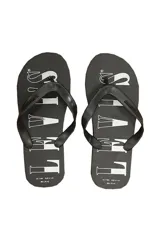 Chancletas negras de goma con el logo de Levi's estampado en blanco.