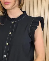 Musculosa a rayas verdes y blancas, con cuello alto fruncido, cierre frontal con botones y volados en los hombros.