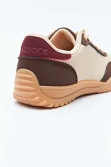 Zapatillas urbanas de estilo deportivo, modelo Paddock Pols, confeccionadas en combinación de tonos beige y blanco, con suela de goma estructurada.