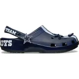 Zuecos Crocs estilo clásico con diseño de los Dallas Cowboys de la NFL, en color azul marino con detalles en celeste y blanco, con perforaciones para ventilación, tira trasera pivotante y dijes temáticos incorporados.