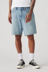 Bermuda de jean con corte holgado, tiro medio y lavado claro. Presenta diseño de cinco bolsillos, cierre frontal con botón y bragueta, y ruedo con terminación clásica.