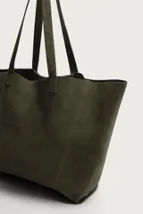 Bolso tipo shopper de cuero con acabado en serraje, color verde oscuro. Cuenta con un compartimento principal amplio, un bolsillo interior con cierre de cremallera y dos asas de mano.