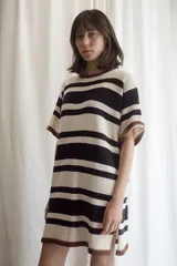 Vestido tejido a rayas horizontales en tonos beige y marrón, con cuello redondo y mangas cortas con ribete negro.