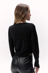 Remera negra de mangas largas con lurex.