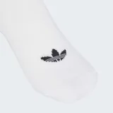 Pack de tres pares de medias Adidas de largo al tobillo, color blanco. Presentan el logo del Trifolio en la parte superior del pie y el detalle de las 3 Rayas en la parte trasera del talón.