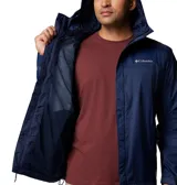 Campera impermeable Columbia modelo Watertight II, color azul marino. Cuenta con capucha ajustable, cierre frontal con solapa, bolsillos laterales con cierre, puños ajustables y forro de malla transpirable. Incorpora tecnología Omni-Tech para mayor protección contra la lluvia.