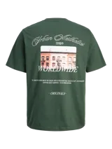 Remera de manga corta y cuello redondo con calce relajado. Confeccionada en algodón orgánico, presenta un pequeño estampado tipográfico en el pecho.