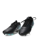 Championes de fútbol Umbro modelo Legacy Hg, color negro con detalles en turquesa. Presentan una textura geométrica en el empeine, cierre con cordones y suela con tapones para césped.