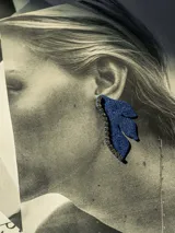 Aro dorado con forma de hoja y detalle de strass.