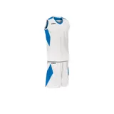 Conjunto deportivo de basketball Joma compuesto por una musculosa y un short. La musculosa es blanca con detalles en azul en los hombros y laterales, cuello redondo y logo de la marca en el pecho. El short es blanco con paneles laterales en azul y logo de la marca en la pierna.