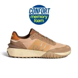Championes Joma C.501 color beige y marrón, con capellada de malla transpirable y cuero sintético, plantilla de materiales reciclados, entresuela de phylon reciclado y suela de caucho Durability.