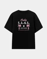 Remera negra de corte oversize con estampado gráfico frontal en tonos rosado y blanco con palmeras, estrellas y el texto "Only Friends Always Need Smoke".