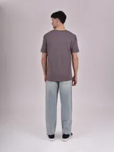 Remera gris con estampado frontal de la palabra "Tokyo" en letras mayúsculas blancas.