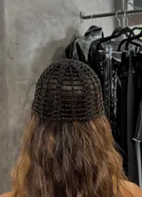 Gorro tipo casquete tejido con hilo brillante color negro.