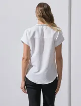 Camisa blanca de manga corta con cuello con solapa y abertura central con botones. Delantera con bolsillo aplicado. Marca Alex & Jordan.