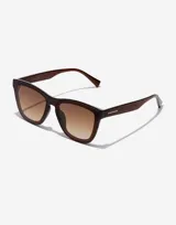 Gafas de sol Hawkers modelo Downtown Max con armazón de acetato en tono marrón traslúcido y lentes degradadas en color café.