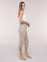 Pantalón capri sastrero de tiro alto y color verde militar, con pretina ancha, bolsillos frontales simulados y traseros funcionales, y corte entallado.