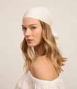 Pañuelo negro de poliéster satinado, plegado, sin estampa. Ideal para usar en el cuello, en el cabello o en el asa del bolso.