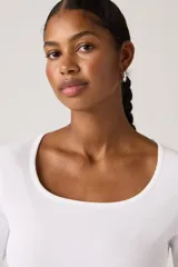 Remera de manga larga con cuello cuadrado, confeccionada en tejido acanalado elástico de ajuste al cuerpo.