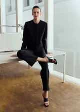 Pantalón de vestir negro de corte recto y tiro alto, con diseño sastre y perneras amplias.